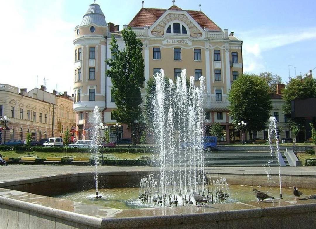 Apart Club Tolstogo Чернивци Екстериор снимка